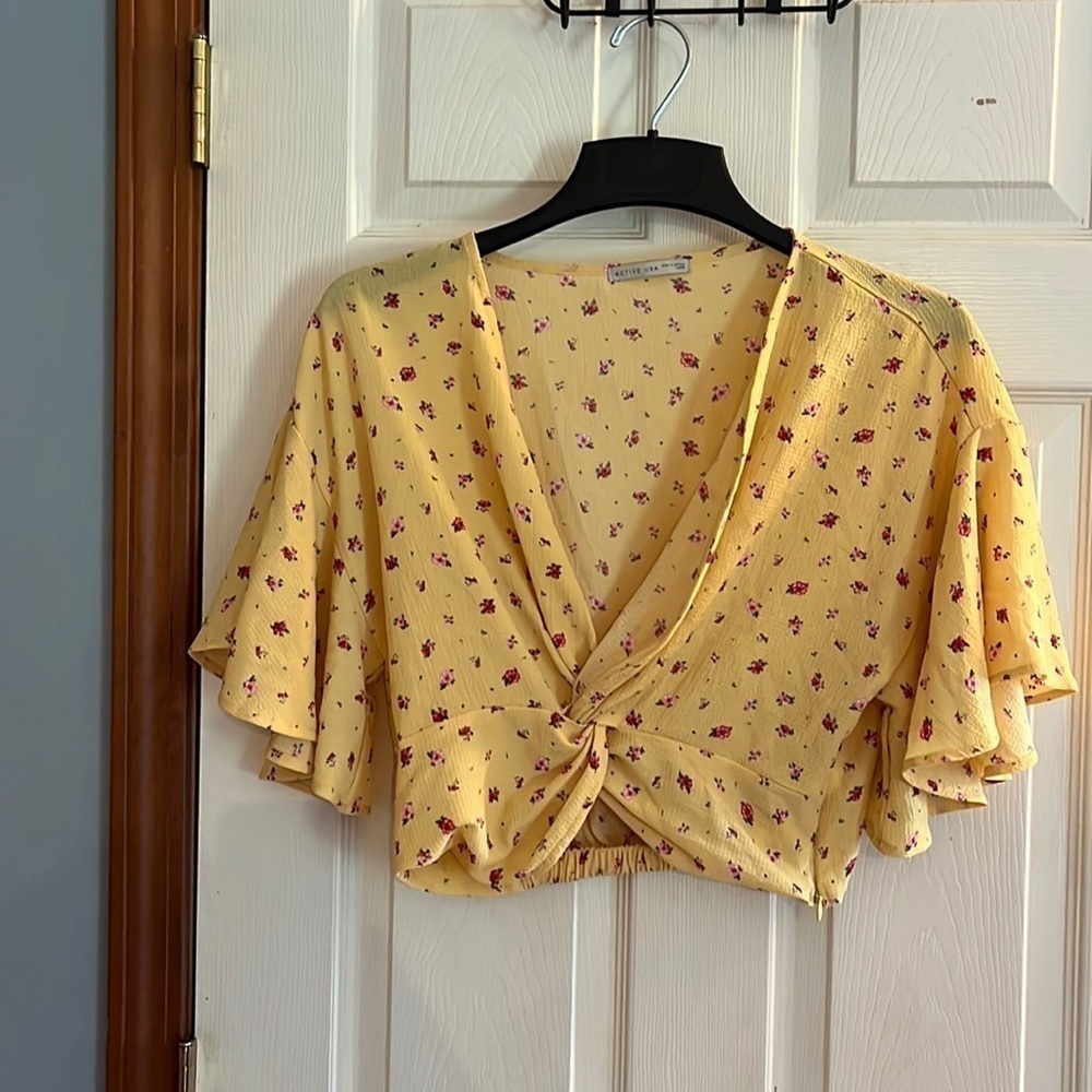 Yellow, flowery, crop top with flowy short sleeves. Size large.